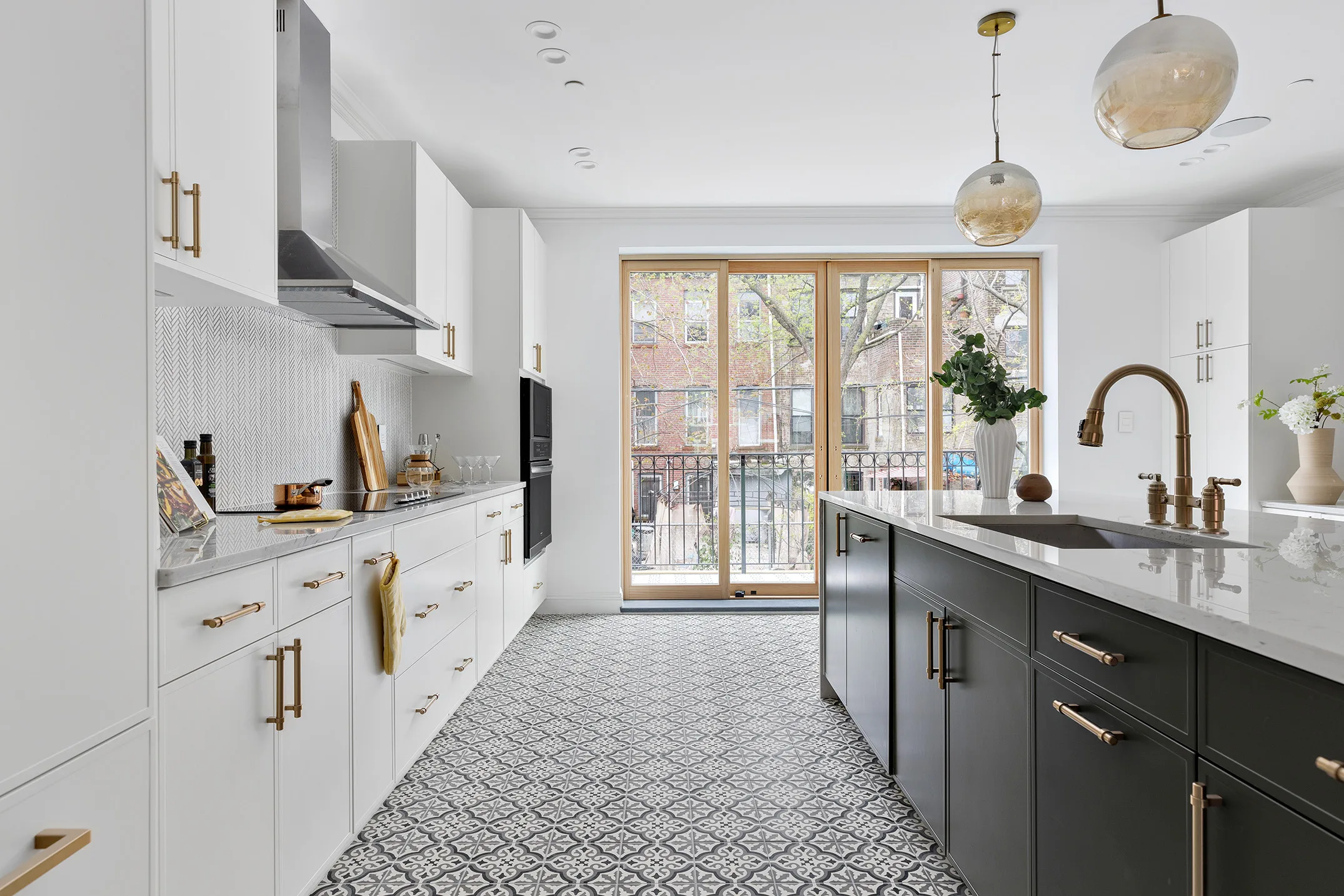 516 LEXINGTON AVE